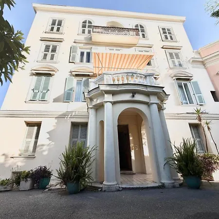 Apartman Bright With Garden Near