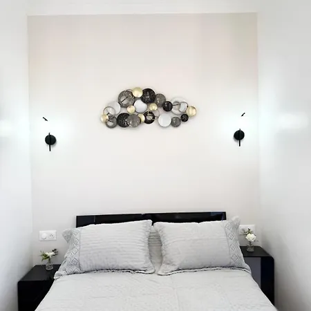 Apartman Bright With Garden Near