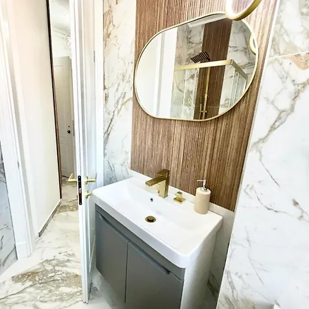 Apartman Bright With Garden Near *