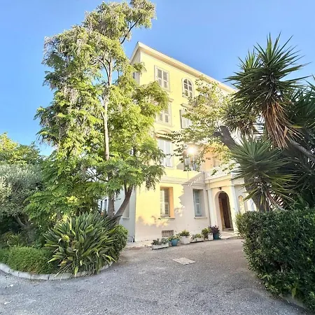 דירה Bright With Garden Near