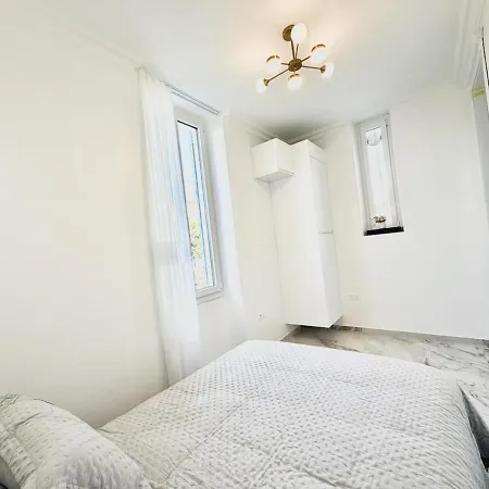 Apartman Bright With Garden Near